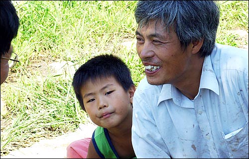 산처럼 사는 농부 박해욱씨와 아들 현수. 